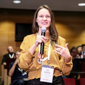 Tuuli Kurkipää esittää kysymyksen konferessissa. 