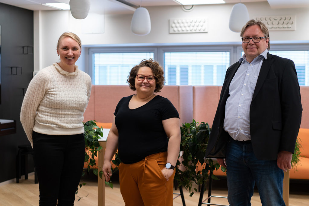 Ryhmäkuvassa Mette, Piia ja Olli-Pekka