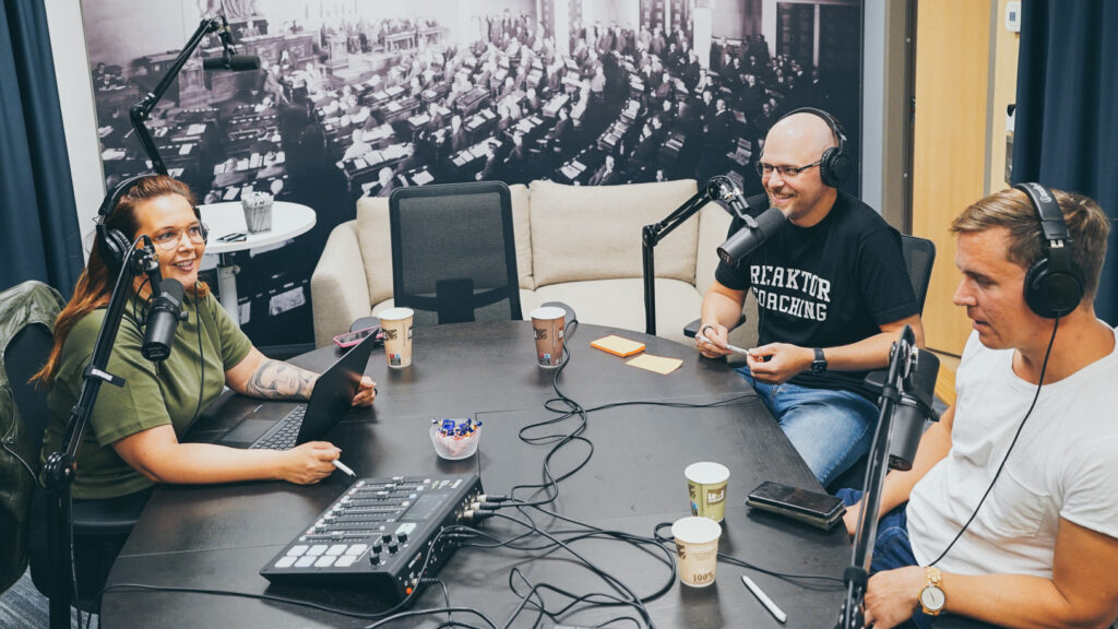 Kuvassa studiossa Mirke Turunen, Teemu Hyyryläinen ja Jussi Pyykkönen