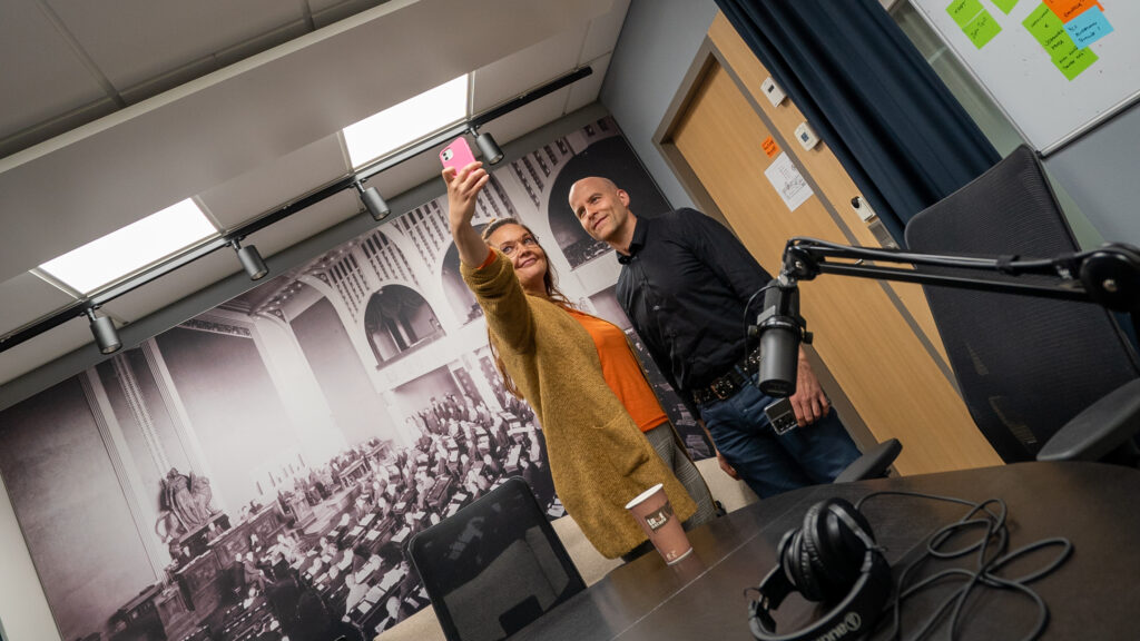 Kuvassa Mirke ja Mikko ottamassa yhteiskuvaa