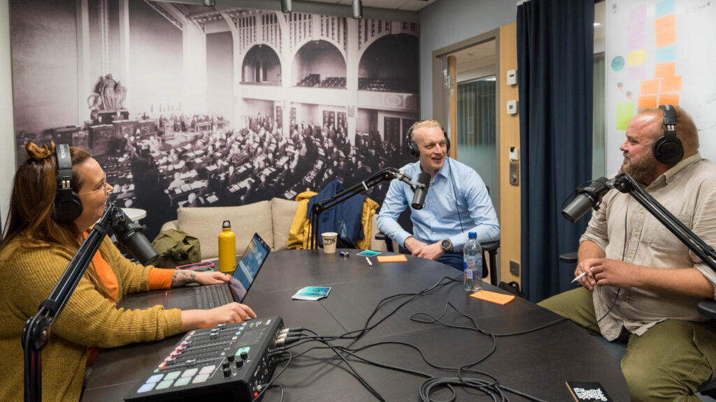 Studiossa kuvassa Mirke Turunen, Aleksi Kopponen, Aleksi Kallan