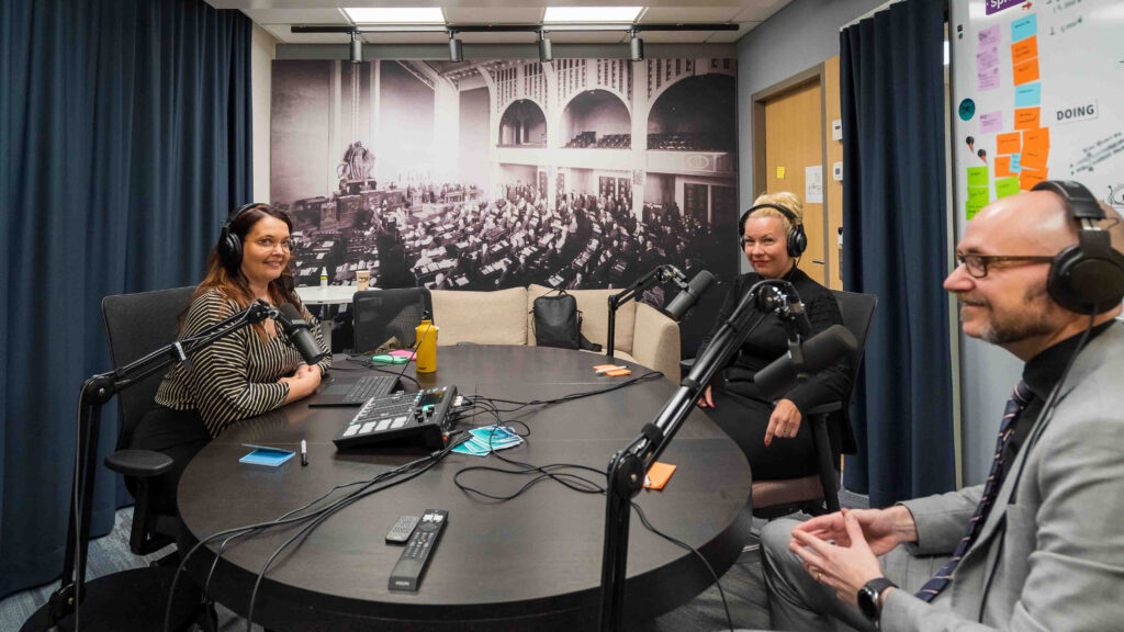 Kuvassa jakson vieraat Mira Holmroos-Kolari, Jarkko Levasma ja juontajana Mirke Turunen