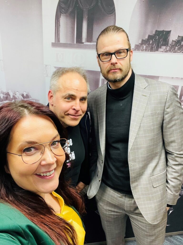 Kuvassa Mirke Turunen sekä vieraat Mika Niemelä ja Mika Maliranta