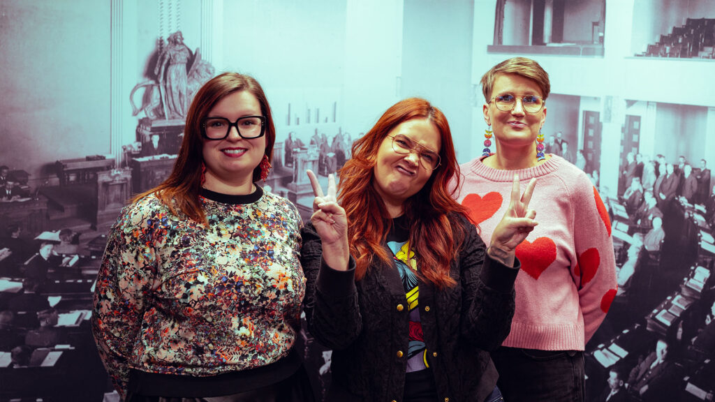 Kuvassa jakson vieraat Henna, Mirke ja Milja