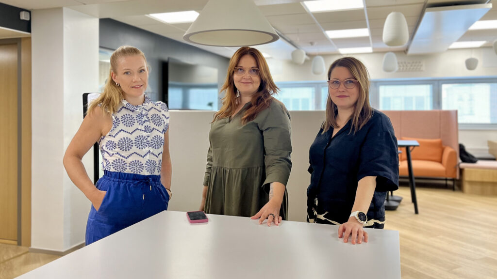 Kuvassa jakson vieraat Kirsi-Maria Halonen, Katja Metsola ja juontaja Mirke Turunen